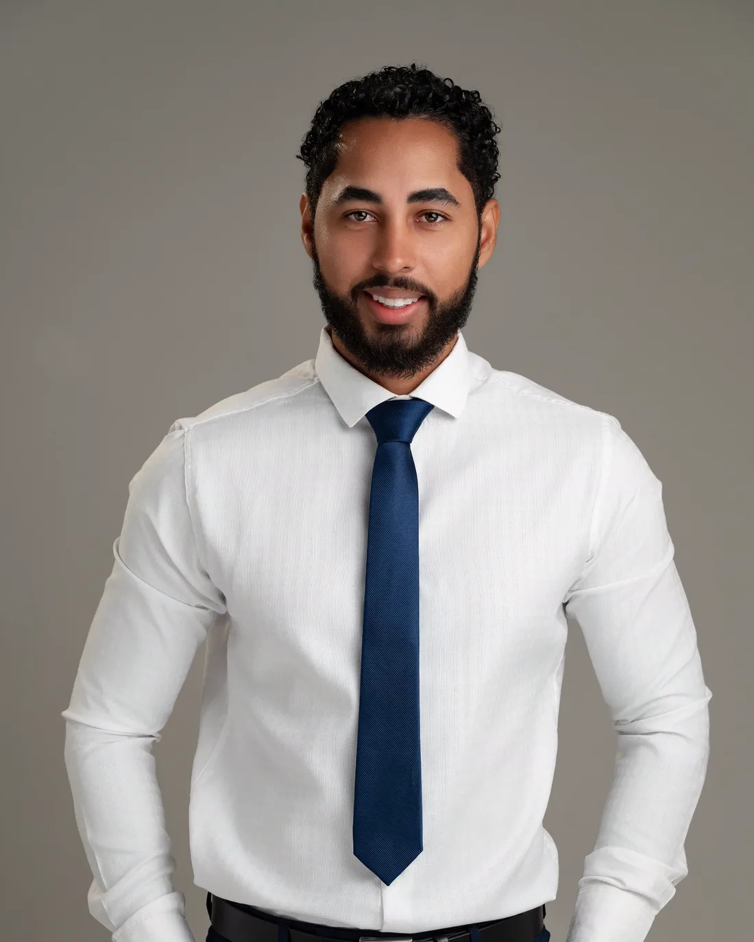 Vitor Vieira, nutricionista, de camisa branca e gravata azul